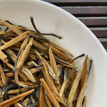 將圖片載入圖庫檢視器 2024 Early Spring Black Tea &quot;Da Jin Zhen&quot; (Giant Golden Needle - Golden Bud) A Grade, Loose Leaf Tea, Dian Hong, FengQing, Yunnan