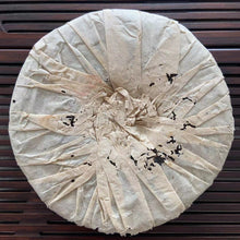Carica l&#39;immagine nel visualizzatore di Gallery, 2003 YongPinHao &quot;Yi Wu - Ye Sheng&quot; (Yiwu Mountain - Wild Tea) Cake 400g, Puerh Sheng Cha Raw Tea