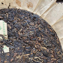 Laden Sie das Bild in den Galerie-Viewer, 2003 YongPinHao &quot;Yi Wu - Ye Sheng&quot; (Yiwu Mountain - Wild Tea) Cake 400g, Puerh Sheng Cha Raw Tea