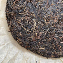 Laden Sie das Bild in den Galerie-Viewer, 2003 YongPinHao &quot;Yi Wu - Ye Sheng&quot; (Yiwu Mountain - Wild Tea) Cake 400g, Puerh Sheng Cha Raw Tea