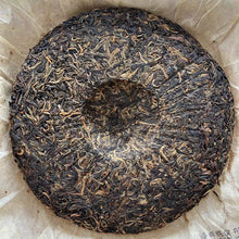 Carica l&#39;immagine nel visualizzatore di Gallery, 2006 DianGui &quot;Jing Mai - Qian Nian Gu Shu&quot; (Jingmai Mountain - Millennial Old Tree) Cake 357g, Puerh Sheng Cha Raw Tea, Mengku