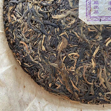 Laden Sie das Bild in den Galerie-Viewer, 2006 DianGui &quot;Jing Mai - Qian Nian Gu Shu&quot; (Jingmai Mountain - Millennial Old Tree) Cake 357g, Puerh Sheng Cha Raw Tea, Mengku