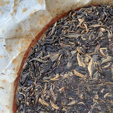 Cargar imagen en el visor de la galería, 2007 LiMing &quot;Bu Lang Shan - Qiao Mu Gu Shu - Nv Er Gong Bing&quot; (Bulang Mountain - Ancient Arbor Tree) Cake 357g Puerh Raw Tea Sheng Cha