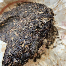 Cargar imagen en el visor de la galería, 2007 LiMing &quot;Bu Lang Shan - Qiao Mu Gu Shu - Nv Er Gong Bing&quot; (Bulang Mountain - Ancient Arbor Tree) Cake 357g Puerh Raw Tea Sheng Cha