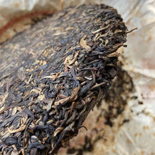 Cargar imagen en el visor de la galería, 2007 LiMing &quot;Bu Lang Shan - Qiao Mu Gu Shu - Nv Er Gong Bing&quot; (Bulang Mountain - Ancient Arbor Tree) Cake 357g Puerh Raw Tea Sheng Cha