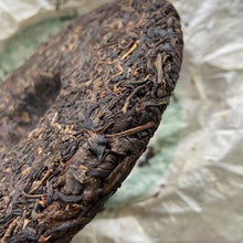 Laden Sie das Bild in den Galerie-Viewer, 2006 CNNP Puerh &quot;8001 - Jing Mai Gu Shu&quot; (8001 - Jingmai Old Tree) Cake 380g Puerh Sheng Cha Raw Tea