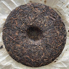 Cargar imagen en el visor de la galería, 2006 CNNP Puerh &quot;8001 - Jing Mai Gu Shu&quot; (8001 - Jingmai Old Tree) Cake 380g Puerh Sheng Cha Raw Tea