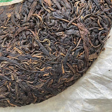 Laden Sie das Bild in den Galerie-Viewer, 2006 CNNP Puerh &quot;8001 - Jing Mai Gu Shu&quot; (8001 - Jingmai Old Tree) Cake 380g Puerh Sheng Cha Raw Tea