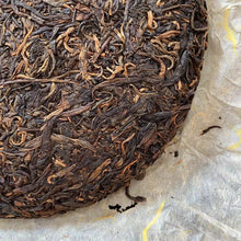 Carica l&#39;immagine nel visualizzatore di Gallery, 2004 ChangTai &quot;Chang Tai Hao - Ye Sheng Ji Pin - Ban Zhang&quot; ( Wild Premium - Banzhang)  Cake 400g Puerh Raw Tea Sheng Cha