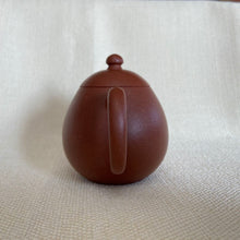 Carica l&#39;immagine nel visualizzatore di Gallery, [1pcs Only] Fully Handmade, Yixing &quot;Long Dan&quot; (Egg Shape) Teapot 160ml, &quot;Jiang Po Ni&quot; Mud