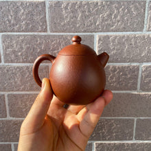 Carica l&#39;immagine nel visualizzatore di Gallery, [1pcs Only] Fully Handmade, Yixing &quot;Long Dan&quot; (Egg Shape) Teapot 160ml, &quot;Jiang Po Ni&quot; Mud