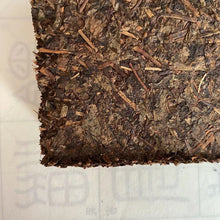 Laden Sie das Bild in den Galerie-Viewer, 2006 XiangYi Fu Tea &quot;Te Zhi&quot; (Special) Brick 300g Dark Tea, Fu Cha, Hunan