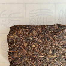 Cargar imagen en el visor de la galería, 2006 XiangYi Fu Tea &quot;Te Zhi&quot; (Special) Brick 300g Dark Tea, Fu Cha, Hunan