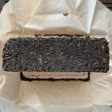 Carica l&#39;immagine nel visualizzatore di Gallery, 2011 JingWei Fu Tea &quot;Jing Dian Fu Cha&quot; (Classical Fu Tea) Brick 400g Dark Tea ShaanXi