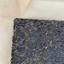 Laden Sie das Bild in den Galerie-Viewer, 2016 JingWei Fu Tea &quot;Jing Dian Fu Cha&quot; (Classical Fu Tea) Brick 400g Dark Tea ShaanXi