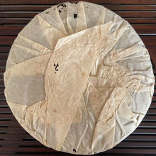 Carica l&#39;immagine nel visualizzatore di Gallery, 2004 KingTeaMall &quot;Ma Hei - Qiao Mu Gu Shu - Yi Wu&quot; (Mahei - Old Arbor Tree - Yiwu) Cake 400g Puerh Raw Tea Sheng Cha