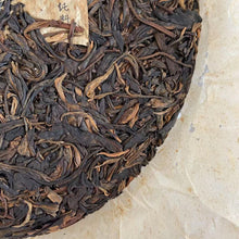 Carica l&#39;immagine nel visualizzatore di Gallery, 2004 KingTeaMall &quot;Ma Hei - Qiao Mu Gu Shu - Yi Wu&quot; (Mahei - Old Arbor Tree - Yiwu) Cake 400g Puerh Raw Tea Sheng Cha