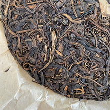 Carica l&#39;immagine nel visualizzatore di Gallery, 2004 KingTeaMall &quot;Ma Hei - Qiao Mu Gu Shu - Yi Wu&quot; (Mahei - Old Arbor Tree - Yiwu) Cake 400g Puerh Raw Tea Sheng Cha