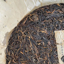 Load image into Gallery viewer, 2004 KingTeaMall &quot;Ma Hei - Qiao Mu Gu Shu - Yi Wu&quot; (Mahei - Old Arbor Tree - Yiwu) Cake 400g Puerh Raw Tea Sheng Cha