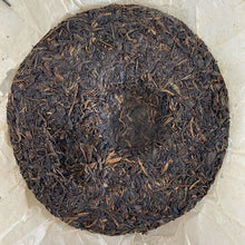 Charger l&#39;image dans la galerie, 2004 KingTeaMall &quot;Ma Hei - Qiao Mu Gu Shu - Yi Wu&quot; (Mahei - Old Arbor Tree - Yiwu) Cake 400g Puerh Raw Tea Sheng Cha