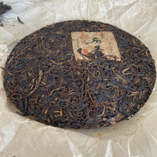 Carica l&#39;immagine nel visualizzatore di Gallery, 2004 KingTeaMall &quot;Ma Hei - Qiao Mu Gu Shu - Yi Wu&quot; (Mahei - Old Arbor Tree - Yiwu) Cake 400g Puerh Raw Tea Sheng Cha