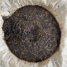 Laden Sie das Bild in den Galerie-Viewer, 2006 CNNP Puerh &quot;Hong Yin Yuan Cha&quot; (Red Mark Round Tea) Cake 357g Puerh Sheng Cha Raw Tea