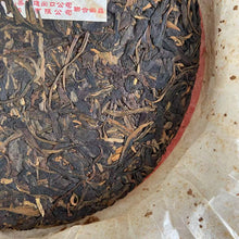 Carica l&#39;immagine nel visualizzatore di Gallery, 2006 CNNP Puerh &quot;Hong Yin Yuan Cha&quot; (Red Mark Round Tea) Cake 357g Puerh Sheng Cha Raw Tea