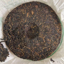 Laden Sie das Bild in den Galerie-Viewer, 2006 CNNP Puerh &quot;6031&quot; Cake 357g Puerh Sheng Cha Raw Tea