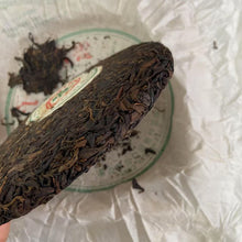 Laden Sie das Bild in den Galerie-Viewer, 2006 CNNP Puerh &quot;6031&quot; Cake 357g Puerh Sheng Cha Raw Tea