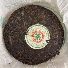 Laden Sie das Bild in den Galerie-Viewer, 2006 CNNP Puerh &quot;6031&quot; Cake 357g Puerh Sheng Cha Raw Tea