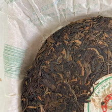 Laden Sie das Bild in den Galerie-Viewer, 2006 CNNP Puerh &quot;6031&quot; Cake 357g Puerh Sheng Cha Raw Tea