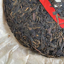 Laden Sie das Bild in den Galerie-Viewer, 2006 CNNP Puerh &quot;Lao Shu Yuan Cha - Hong Si Dai&quot; (Old Tree Round Tea - Red Ribbon) Cake 380g Puerh Sheng Cha Raw Tea