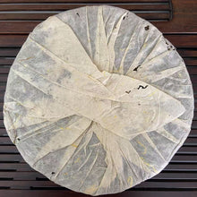 Load image into Gallery viewer, 2004 ChangTai &quot;Cha Pin Tian Xia - Jing Mai&quot; (Jingmai Wild Tea) Cake 400g Puerh Raw Tea Sheng Cha