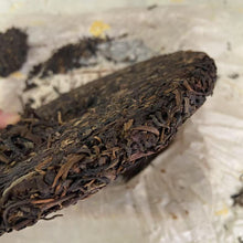 Load image into Gallery viewer, 2004 ChangTai &quot;Cha Pin Tian Xia - Jing Mai&quot; (Jingmai Wild Tea) Cake 400g Puerh Raw Tea Sheng Cha