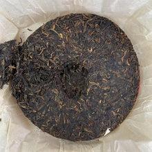 Laden Sie das Bild in den Galerie-Viewer, 2009 XiaGuan &quot;Lv Da Shu - Yi Wu Zheng Shan - Lao Shu Cha&quot; (Green Big Tree - Yiwu Mountain - Old Tree) Cake 357g Puerh Raw Tea Sheng Cha