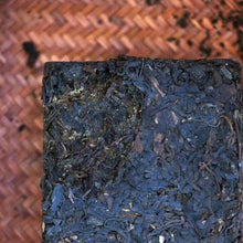 Load image into Gallery viewer, 2022 Sanhe &quot;Liu Bao - 3# Zhuan&quot; (Liubao - 3rd Grade Brick - Aged from 2020) Loose Leaf, 400g/Brick Dark Tea,  Wuzhou, Guangxi