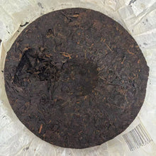 Laden Sie das Bild in den Galerie-Viewer, 2006 LongYuanHao &quot;Da Ma Bang 1 Hao - Gu Shu&quot; (Great Horse Caravan 1st - Old Tree) Cake 357g Puerh Shou / Shu Cha Ripe Tea