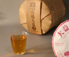 Laden Sie das Bild in den Galerie-Viewer, 2026 DaYi "Mei Gui Da Yi" (Rose Dayi/ TAE) 357g Cake, 1st Batch, Puerh Sheng Cha Raw Tea