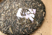 Cargar imagen en el visor de la galería, 2024 DaYi &quot;Long Teng Sheng Shi&quot; (Zodiac Dragon Year Memorial Cake) 357g Puerh Sheng Cha Raw Tea