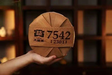 Cargar imagen en el visor de la galería, 2023 DaYi &quot;7542&quot; Cake 357g Puerh Sheng Cha Raw Tea