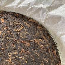 Laden Sie das Bild in den Galerie-Viewer, 2008 DaYi &quot;8582&quot; Cake 357g Puerh Sheng Cha Raw Tea (Batch 801)