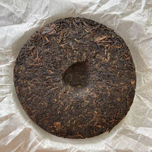 Laden Sie das Bild in den Galerie-Viewer, 2008 DaYi &quot;8582&quot; Cake 357g Puerh Sheng Cha Raw Tea (Batch 801)