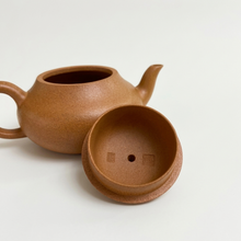 Load image into Gallery viewer, Fully Handmade, Yixing "Li Xing" (Pear Shape) Teapot 150ml, "Duan Ni" Clay / Mud