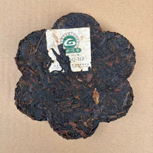 Laden Sie das Bild in den Galerie-Viewer, 2009 XiaGuan "Mei Hua" (Plum) Cake 125g Puerh Raw Tea Sheng Cha