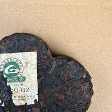 Laden Sie das Bild in den Galerie-Viewer, 2009 XiaGuan "Mei Hua" (Plum) Cake 125g Puerh Raw Tea Sheng Cha