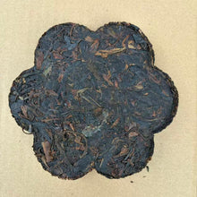 Laden Sie das Bild in den Galerie-Viewer, 2009 XiaGuan "Mei Hua" (Plum) Cake 125g Puerh Raw Tea Sheng Cha