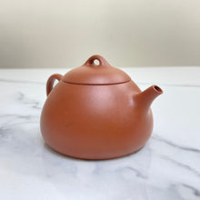 Load image into Gallery viewer, Yixing "Dong Xin · Qin Quan" Teapot 120ml, "Zhu Ni" Clay / Mud