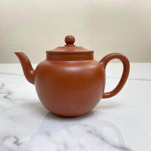 Load image into Gallery viewer, Yixing "Gong Deng" Teapot 125ml, "Zhu Ni" Clay / Mud