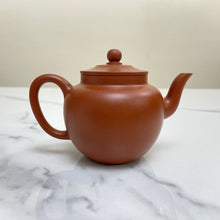 Load image into Gallery viewer, Yixing "Gong Deng" Teapot 125ml, "Zhu Ni" Clay / Mud