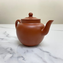 Load image into Gallery viewer, Yixing "Gong Deng" Teapot 125ml, "Zhu Ni" Clay / Mud